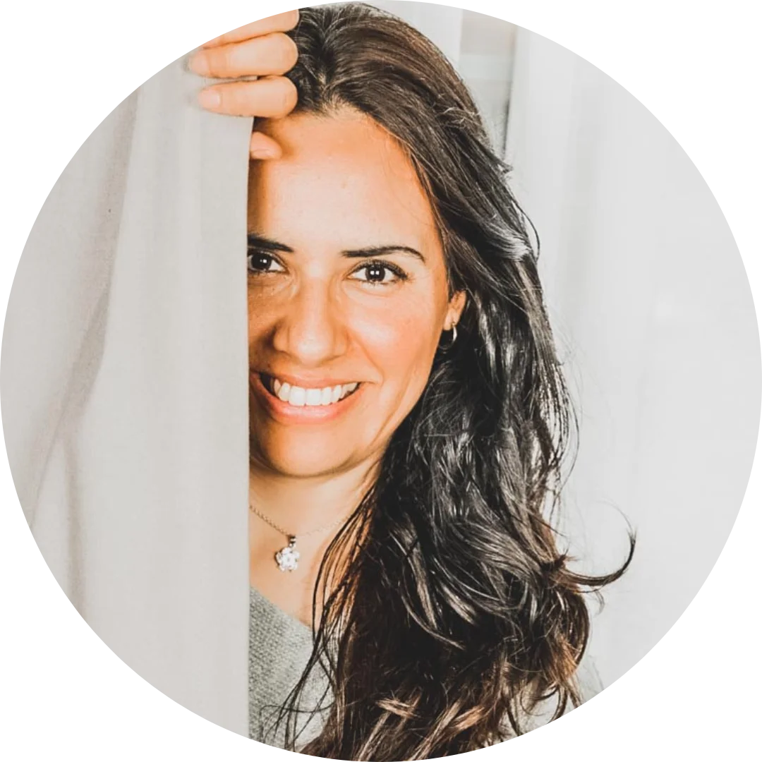 Irma Ruiz, guía en salud mental y bienestar, foto de perfil sonriendo