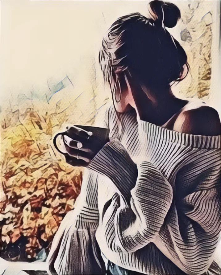 Mujer relajándose con una taza de café junto a la ventana, simbolizando calma y bienestar mental